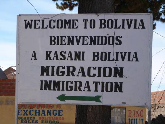 Em busca da imigração boliviana na fronteira Peru-Bolívia, para carimbarmos nossos passaportes